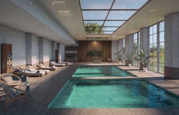 Lichtovergoten binnenbad van een modern wellnessresort