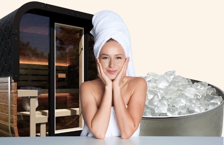 Vrouw met handdoek bij sauna en een badkuip vol ijswater